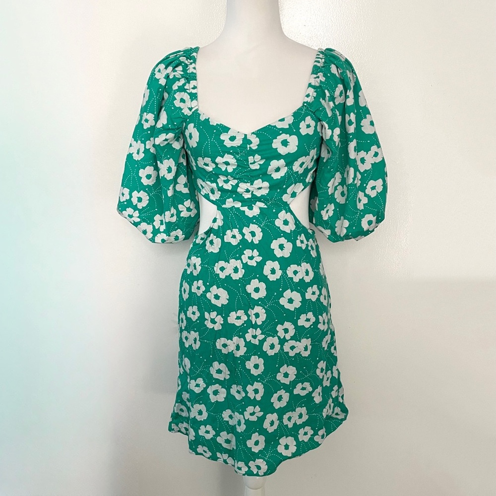 Green and White Floral Cutout Dress with Puff Sleeves by Pink Lilly Size Medium